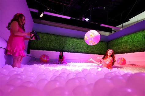 World of barbie - Both children and adults tend to scream with excitement as they walk into World of Barbie, a 30,000-square-foot travelling exhibit where visitors can explore a life-sized Barbie Dreamhouse. It can ...